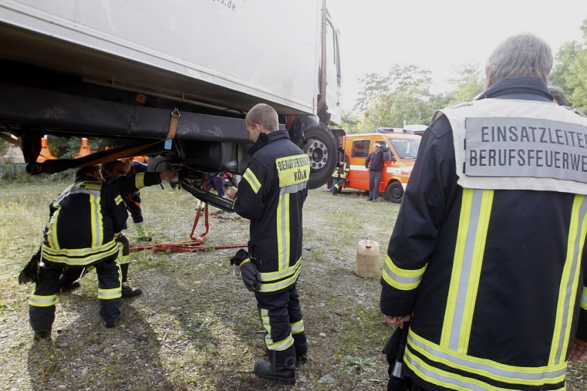 LKW faehrt in den Rhein Langel Hitdorf Faehre P564.JPG